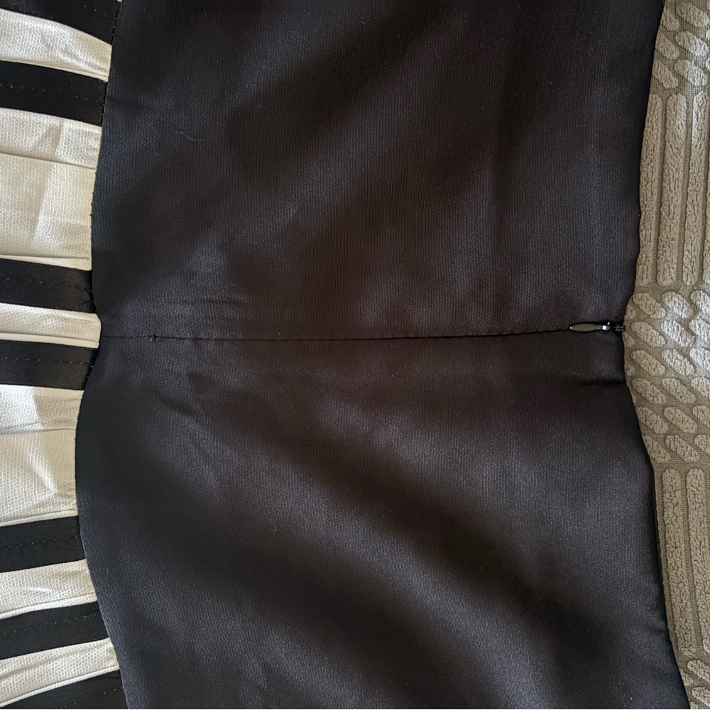 Black and White Piano-Trim Pleated Mini Skirt - Picture 3 of 3